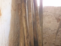 Lot 76 - houten en ijzeren palen - afbeelding 2 van  4