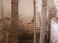 Lot 76 - houten en ijzeren palen - afbeelding 3 van  4