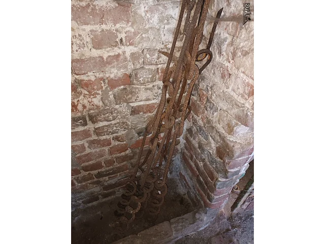 Lot 76 - houten en ijzeren palen - afbeelding 4 van  4