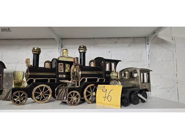 Lot 76 - metalen locomotieven, fles en glaasjes - afbeelding 1 van  5