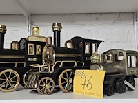 Lot 76 - metalen locomotieven, fles en glaasjes - afbeelding 1 van  5