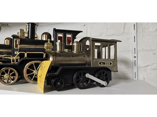 Lot 76 - metalen locomotieven, fles en glaasjes - afbeelding 2 van  5