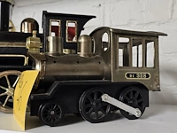 Lot 76 - metalen locomotieven, fles en glaasjes - afbeelding 2 van  5