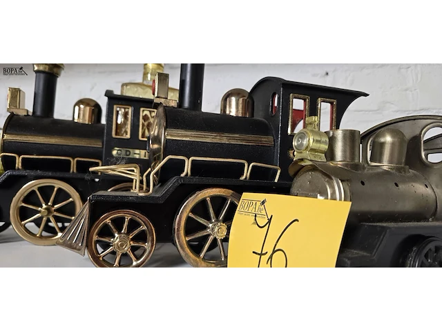 Lot 76 - metalen locomotieven, fles en glaasjes - afbeelding 3 van  5