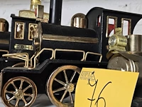 Lot 76 - metalen locomotieven, fles en glaasjes - afbeelding 3 van  5