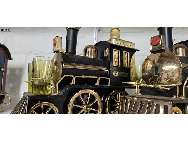 Lot 76 - metalen locomotieven, fles en glaasjes - afbeelding 4 van  5