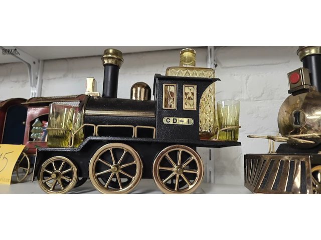 Lot 76 - metalen locomotieven, fles en glaasjes - afbeelding 5 van  5