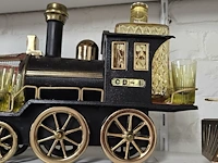 Lot 76 - metalen locomotieven, fles en glaasjes - afbeelding 5 van  5