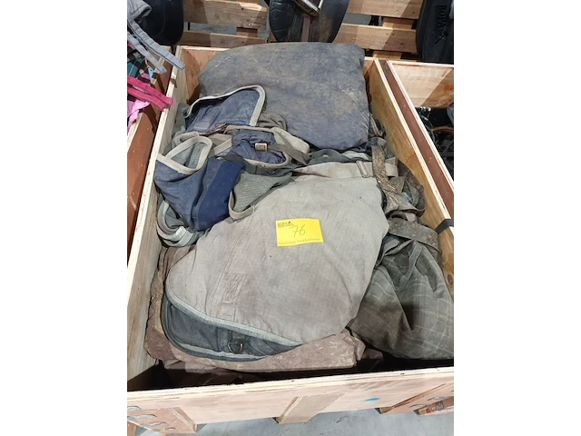 Lot 76 - paardenmateriaal - afbeelding 1 van  3
