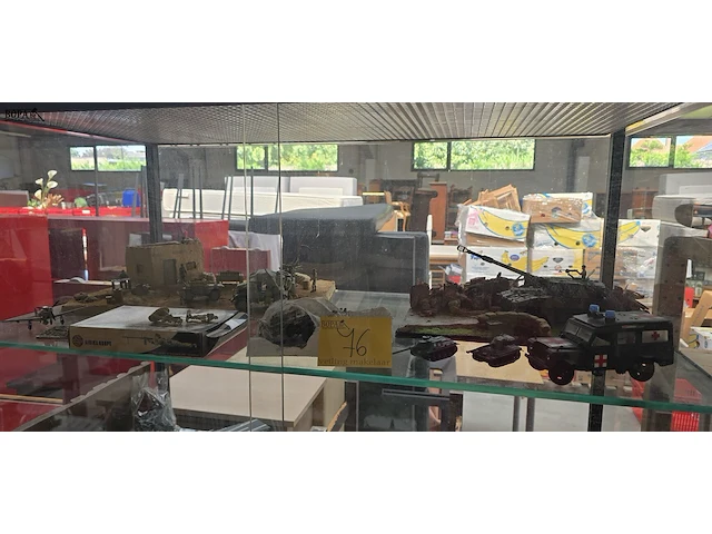 Lot 76 - unieke militaire diorama's handgemaakt 3 stuks - afbeelding 1 van  8