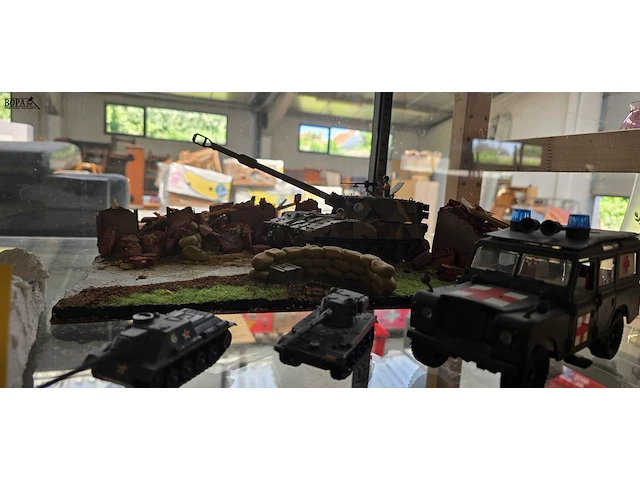 Lot 76 - unieke militaire diorama's handgemaakt 3 stuks - afbeelding 2 van  8