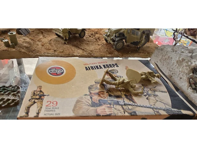Lot 76 - unieke militaire diorama's handgemaakt 3 stuks - afbeelding 7 van  8