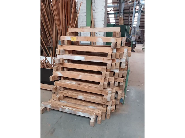 Lot 760 - houten steunbalken - afbeelding 1 van  3