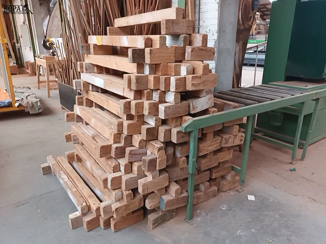 Lot 760 - houten steunbalken - afbeelding 2 van  3