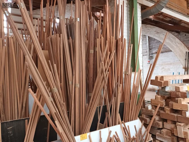 Lot 761 - lot houten latten en profielen - afbeelding 1 van  4