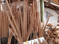 Lot 761 - lot houten latten en profielen - afbeelding 1 van  4