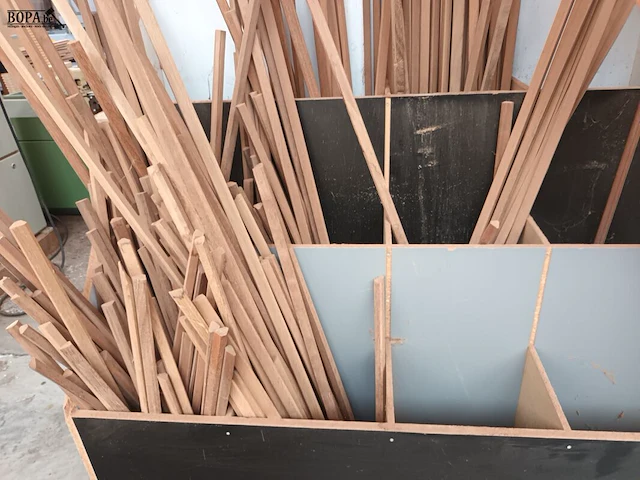 Lot 761 - lot houten latten en profielen - afbeelding 2 van  4
