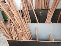 Lot 761 - lot houten latten en profielen - afbeelding 2 van  4
