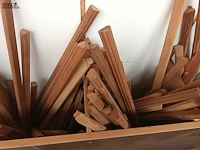 Lot 761 - lot houten latten en profielen - afbeelding 3 van  4