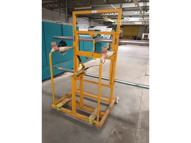 Lot 761 - mobiele hydraulische pers - afbeelding 1 van  4