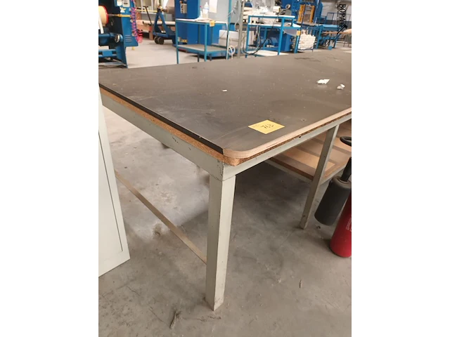 Lot 763 - werktafel - afbeelding 2 van  3