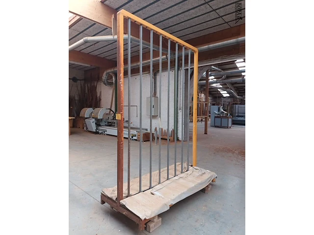 Lot 764 - metalen rek - afbeelding 2 van  3