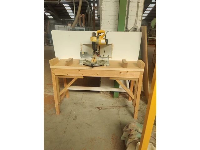 Lot 765 - afkortzaagmachine dewalt - afbeelding 1 van  5