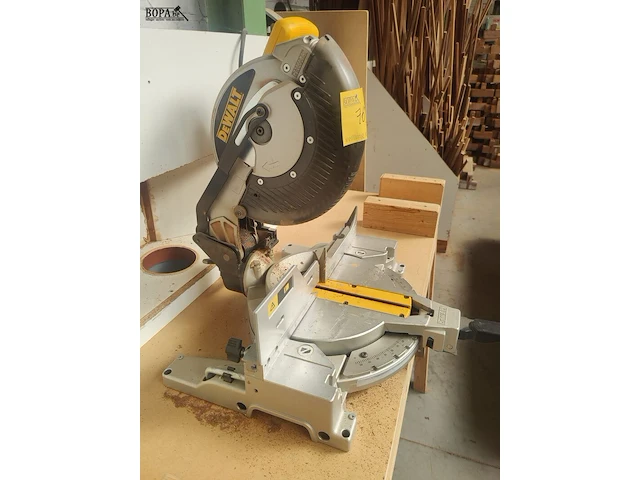 Lot 765 - afkortzaagmachine dewalt - afbeelding 2 van  5