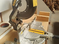Lot 765 - afkortzaagmachine dewalt - afbeelding 2 van  5
