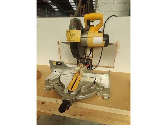 Lot 765 - afkortzaagmachine dewalt - afbeelding 3 van  5
