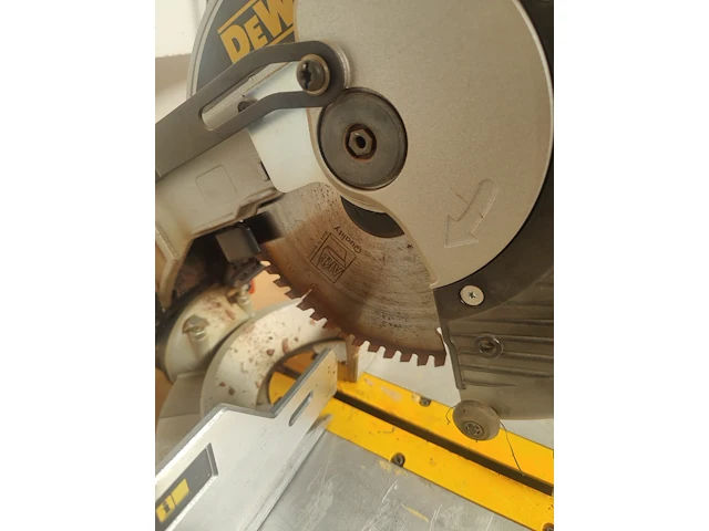 Lot 765 - afkortzaagmachine dewalt - afbeelding 5 van  5