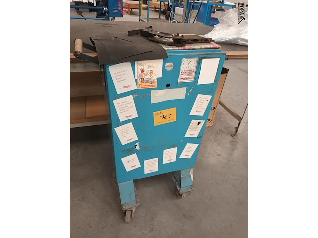 Lot 765 - metalen trolley kastje - afbeelding 1 van  3