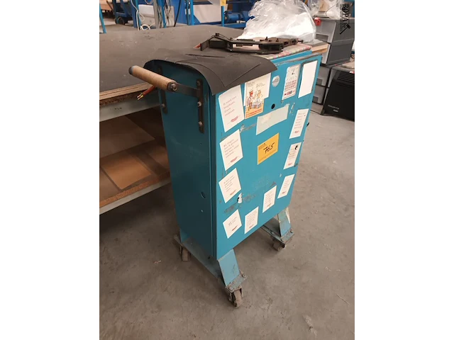 Lot 765 - metalen trolley kastje - afbeelding 2 van  3