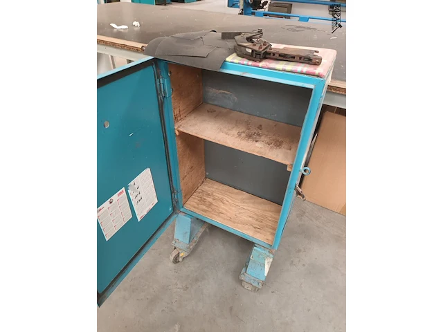 Lot 765 - metalen trolley kastje - afbeelding 3 van  3