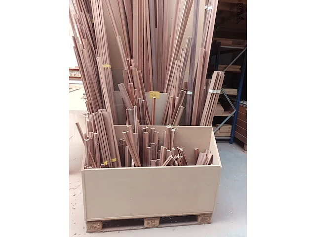 Lot 766 - lot houten latten en profielen - afbeelding 1 van  3