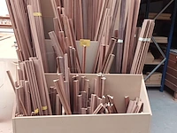 Lot 766 - lot houten latten en profielen - afbeelding 1 van  3