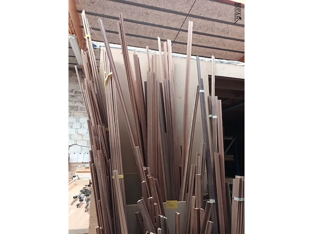 Lot 766 - lot houten latten en profielen - afbeelding 2 van  3