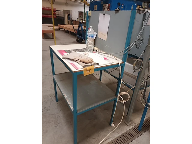 Lot 766 - metalen werkpost tafel - afbeelding 1 van  3