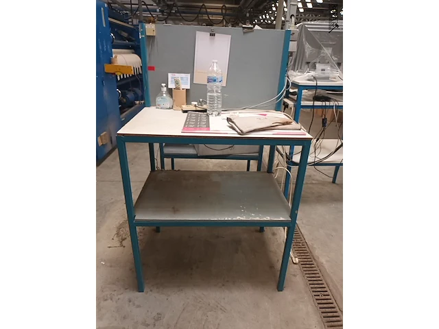 Lot 766 - metalen werkpost tafel - afbeelding 2 van  3