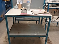 Lot 766 - metalen werkpost tafel - afbeelding 2 van  3
