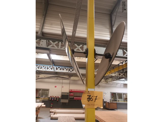 Lot 767 - bolle spiegel. 2 stuks - afbeelding 3 van  4