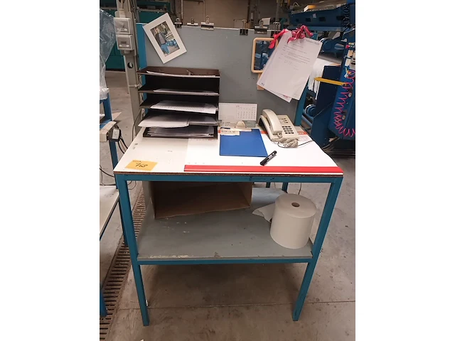 Lot 768 - metalen werkpost tafel - afbeelding 1 van  3