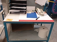 Lot 768 - metalen werkpost tafel - afbeelding 1 van  3