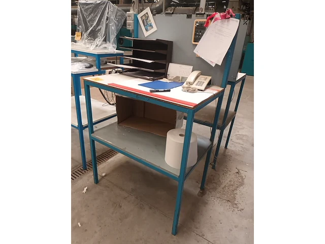 Lot 768 - metalen werkpost tafel - afbeelding 2 van  3