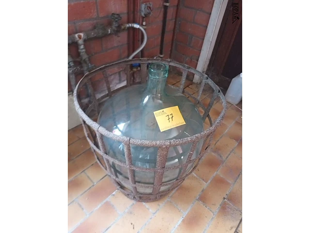 Lot 77 - dame jeanne in metalen korf - afbeelding 1 van  3