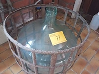 Lot 77 - dame jeanne in metalen korf - afbeelding 1 van  3