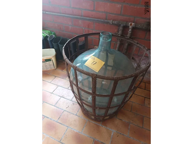 Lot 77 - dame jeanne in metalen korf - afbeelding 3 van  3