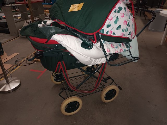 Lot 77 - kinderwagen en sitter - afbeelding 2 van  5