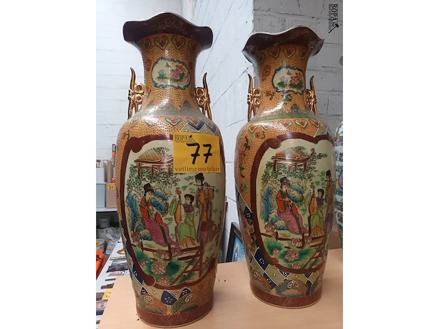 Lot 77 - koppel chinese vazen - afbeelding 1 van  8
