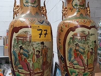 Lot 77 - koppel chinese vazen - afbeelding 1 van  8